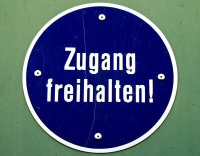 Verkehrsschild mit dem Satz: Zugang freihalten!